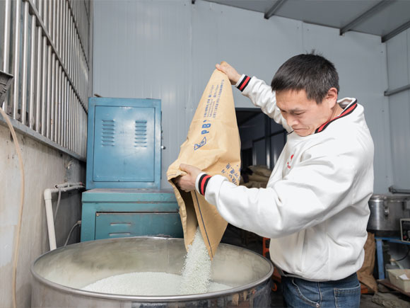 Preparation process of connector plastic pellets