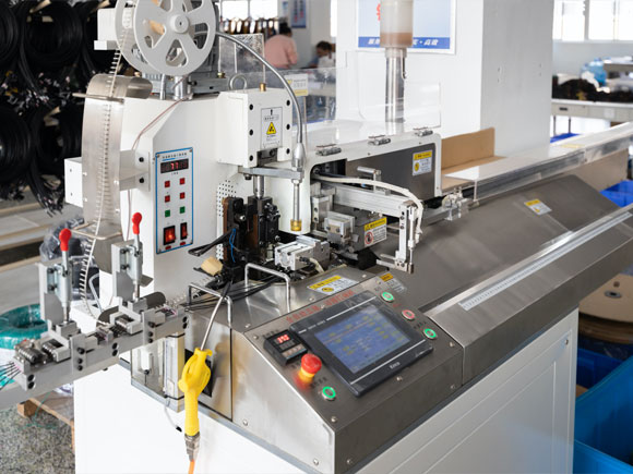 Automatic soldering machine for wire harness production