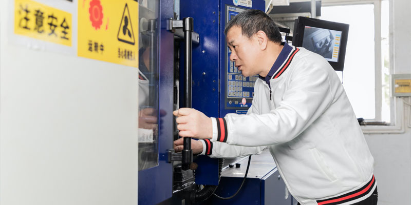Automatic injection molding machine working process