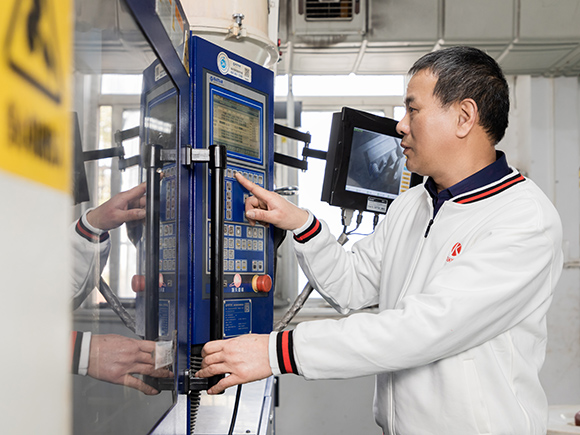 P02 S05 1 技术人员在工厂里面使用注塑机1 1